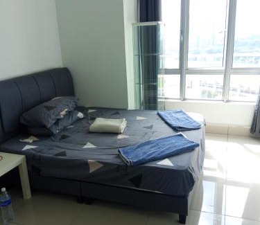 Salak South House | Cozy Couple Master bedroom 10 Mins from KLCC & LRT Station