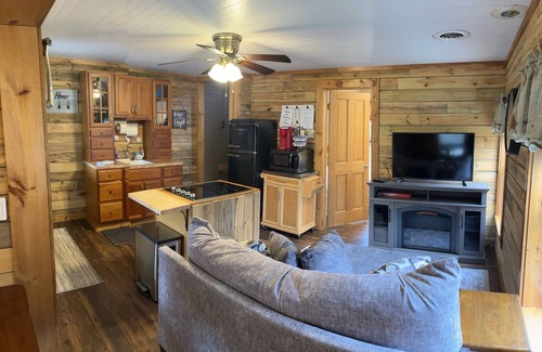 Swain Apartment | Cozy Couples Farmhouse Cottage- Minutes walk from Swain Ski Resort