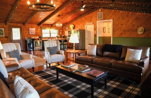 Round Hill Cabin | Cozy Creekside Cabin with Great Room/Hot Tub