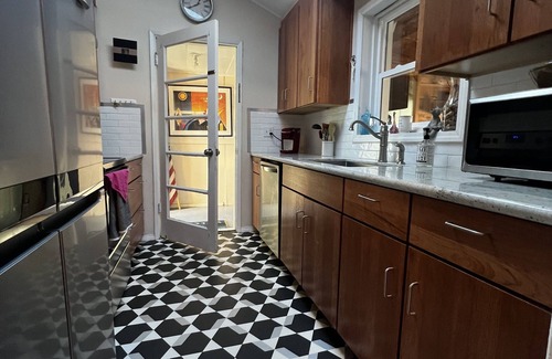 Eagle Point House | Cozy creekside home with deck, 15 min to airport, shopping, 1 hr to Crater Lk. n