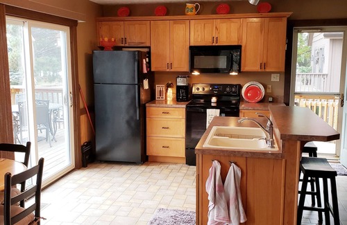 Mears Cottage | Cozy & Cute Cottage on All-Sports Upper Silver Lake. Sleeps 4-6 with fast Wi-Fi!