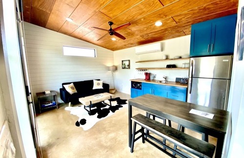 Dripping Springs Cabin | Cozy/Cute Tiny House close to wineries, wedding venues & outdoor fun