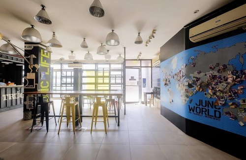 Downtown House | Cozy DBL Hideaway at Trendy Junction Hostel,Manila