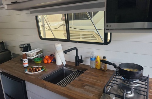 Willow Creek Boat Rental | “Cozy Docked Houseboat Stay – Minutes from Golden 1 & Aftershock”