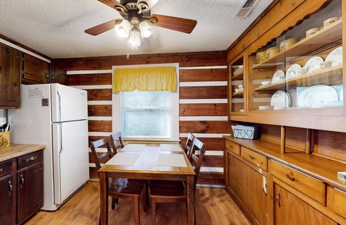 Qualla Cabin | Cozy Dog-Friendly Mountain Log Cabin w/Free WiFi, Easy Access & Covered Parking
