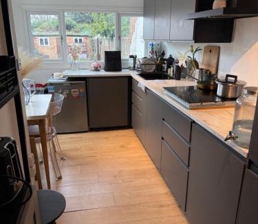 Enfield Highway House | Cozy Double Room in North London with Great Transport Links