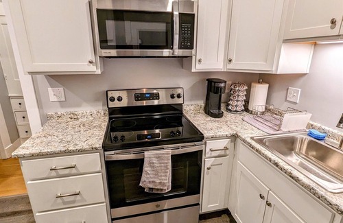Manchester Apartment | Cozy downtown Manchester 1-bedroom apartment