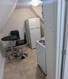 Sunnyside Apartment | Cozy downtown one bedroom free parking