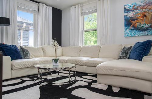 Dundee-Happy Hollow Historic District Apartment | Cozy Dundee Loft Near Dining & City Attractions