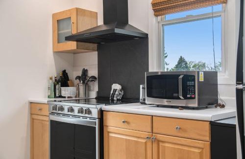 Dundee-Happy Hollow Historic District Apartment | Cozy Dundee Loft Near Dining & City Attractions