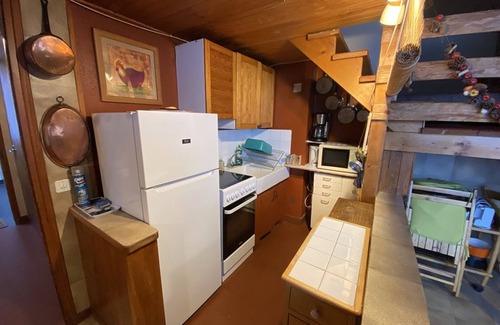 Cohennoz Apartment | Cozy Duplex Apt for 5 near Shops & Ski Slopes, 2 Balconies, Secure Parking