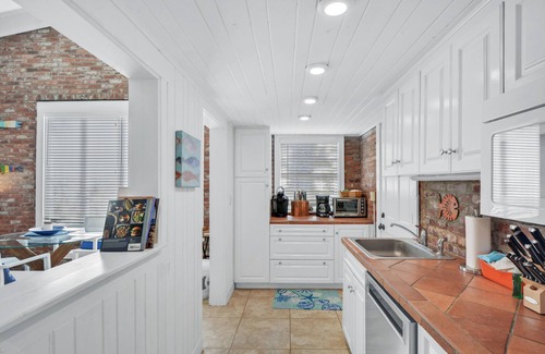 East Beach House | Cozy East Beach Cottage, Steps to Beach, Large Screened Porch & Pet Friendly!