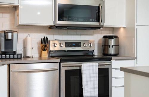 Victoria Condo | Cozy Escape in a Central Neighborhood