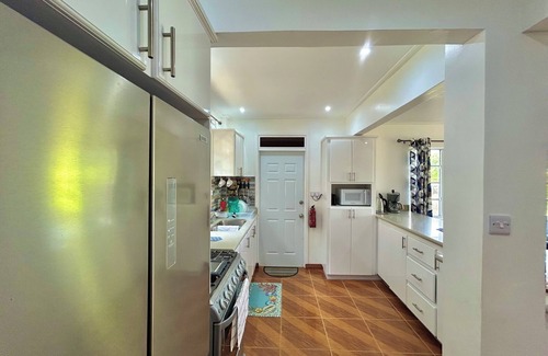 Lower Bay House | Cozy family-sized cottage with tropical views