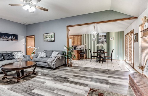 Midwest City House | COZY FAMILY SIZED 3 BEDROOM NEAR MIDWEST CITY REGIONAL PARK,TINKER AIRFORCE BASE