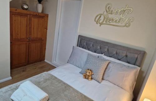 Cranford Apartment | Cozy flat & Lovely garden, High Speed WiFi