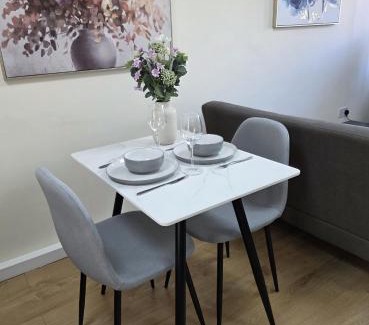 Cranford Apartment | Cozy flat & Lovely garden, High Speed WiFi