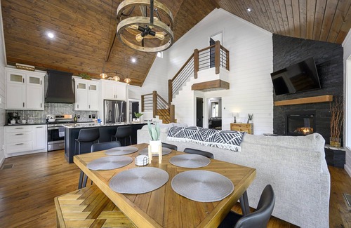 Octavia Cabin | Cozy Forest Cabin w/Nature Views & Peaceful Vibes | Birdwatcher's Paradise