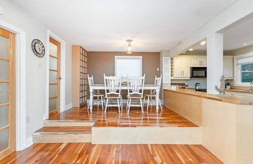 Fenelon Falls Cottage | Cozy Four-Season Lakefront Cottage With Hot Tub