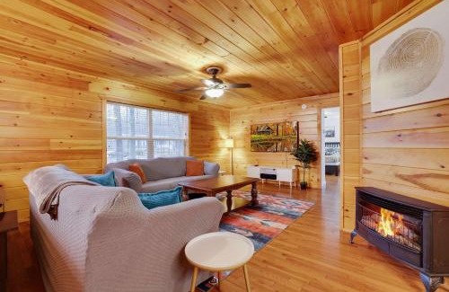 Hickory Hills House | Cozy Freeland Retreat- Firepit Pool Table Hot Tub