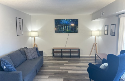 Granite City Apartment | Cozy Fully Remodeled Elegant 2 BR Apartment Near Giant Park!