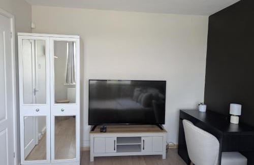 Stonnall House | Cozy garden facing room