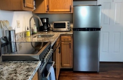 Portsmouth Apartment | COZY GET AWAY, WALKING DISTANCE TO QUAINT PORTSMOUTHn1BR apartment