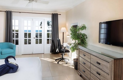 Charlotte Hotel | Cozy Getaway: 2 Scenic Ocean View Room w/Balcony | Free Parking | Adults Only