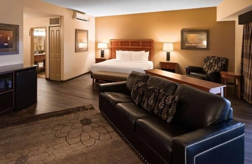 South Loop House | Cozy Getaway: Close to Shopping and Attractions | Free Shuttle