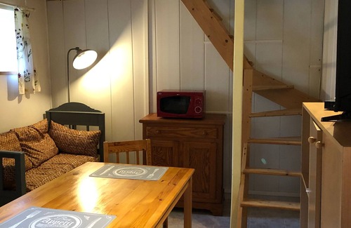 Asnieres sur Vegre Cottage | Cozy Getaway for 2 in Historic Asnières-sur-Vègre