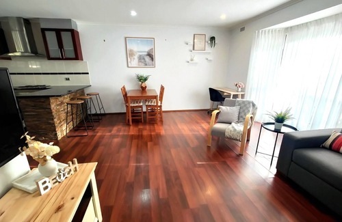 Frankston House | Cozy Getaway in Frankston. nJust 5-minute walk to the beach!