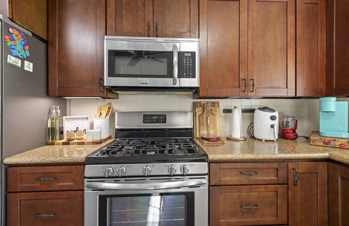 Houston House | Cozy Getaway w/Private Hot Tub near IAH