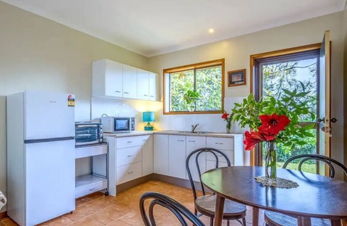Mount Tamborine Apartment | Cozy Golf Course Retreat in tranquil Tamborine Mountain with WiFi, AC