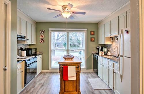 Greenwood Condo | Cozy Greenwood Condo w/Patio - 2 Mi to Downtown!