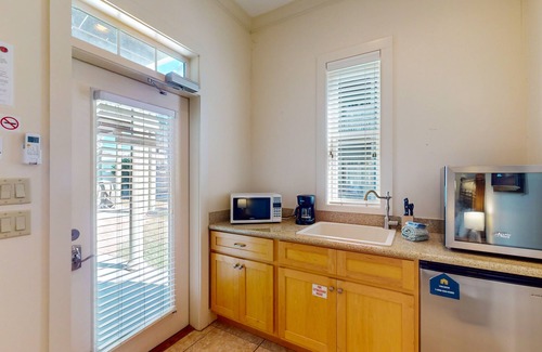 Crescent Beach Apartment | Cozy, ground-floor beach studio w/a shared pool, free WiFi, & a kitchenette