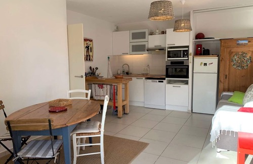 Bouzigues Apartment | Cozy Ground Floor Apartment with Garden and Terrace in Bouzigues - 2 Keys