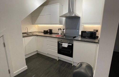 Sutton Central Apartment | Cozy Ground Floor Flat in Sutton with Parking Space free and Pets Friendly