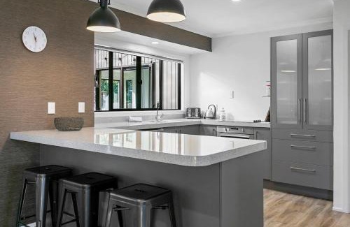 Waipahihi House | Cozy Group Stay With Air Con and Outdoor Dining