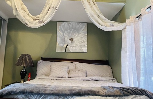 South Gate Apartment | Cozy Guest Home in Central LA! Five minutes away from all major fwys: 710/105/5