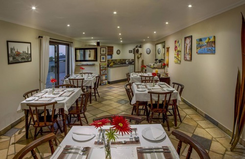 Humewood Bed & Breakfast | Cozy guest room with double bed, sofa bed and kitchen, near Port Elizabeth