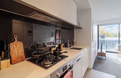 Hawthorn Apartment | Cozy Hawthorn Apt: Near Swinburne & Glenferrie Rd