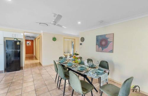 Springfield Lakes Villa | Cozy Heaven Treeview House for Dream Trip