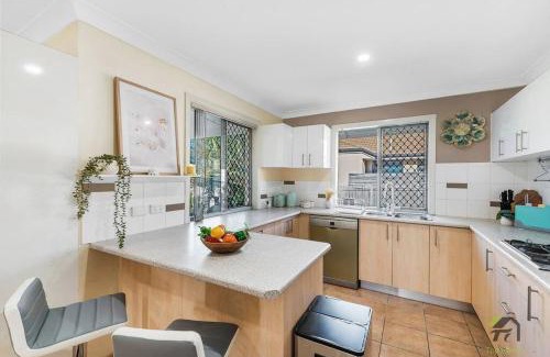 Springfield Lakes Villa | Cozy Heaven Treeview House for Dream Trip