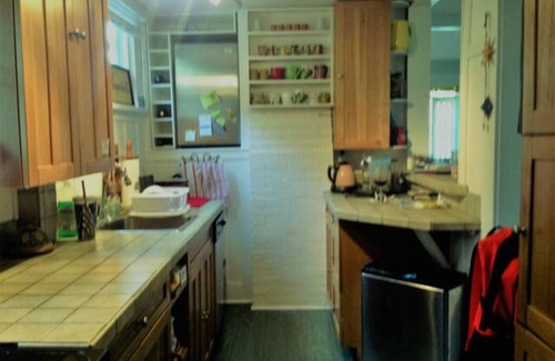 White Rock Cottage | Cozy Heritage Cottage - Steps to the Beach, Promenade, Restaurants, Shops