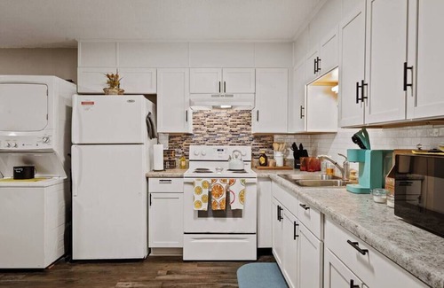 West Pensacola House | "Cozy Hideaway", fire pit, bbq, kid & dog friendly