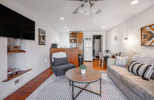 Ray House | Cozy Hillside Hideaway - Fast Wifi! - Hot Tub & Grill