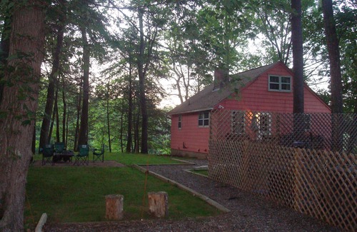 Holland Cottage | Cozy Hillside Lakehouse, Lake View, Private Beach and Dock