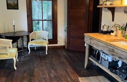 Georgetown Cottage | Cozy Historic Cottage on a Private Island/Real Old Florida/Close to Springs!