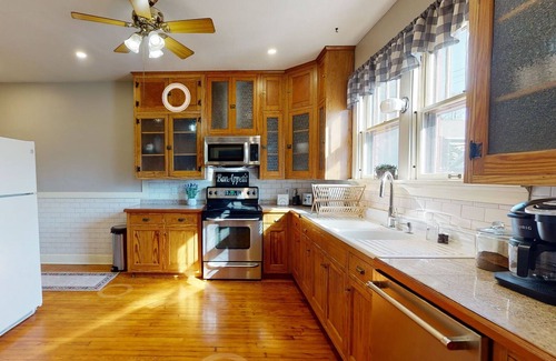 Edwardsville Apartment | Cozy Historic Downtown Edwardsville Charmer