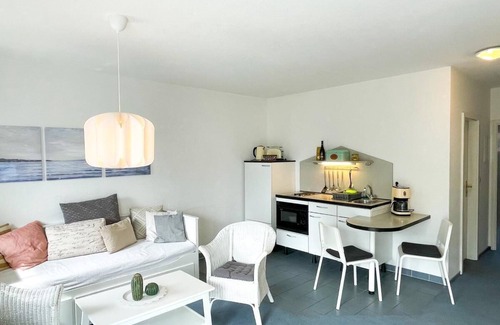 Wischuer Apartment | Cozy holiday apartment for a maximum of 2 people with a bathtub, balcony and a view of the countryside